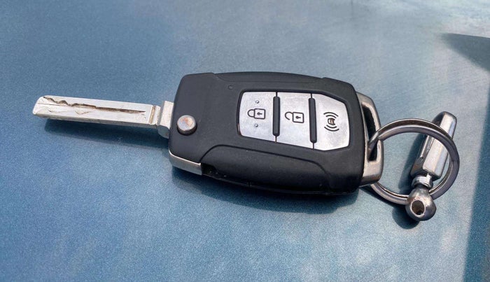 2019 Mahindra XUV300 W6 1.2 PETROL, Petrol, Manual, 71,944 km, Key Close Up