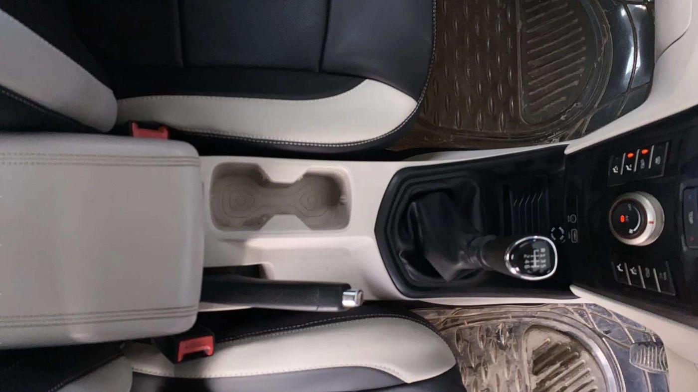 2019 Mahindra XUV300 W6 1.2 PETROL, Petrol, Manual, 71,944 km, Gear Lever