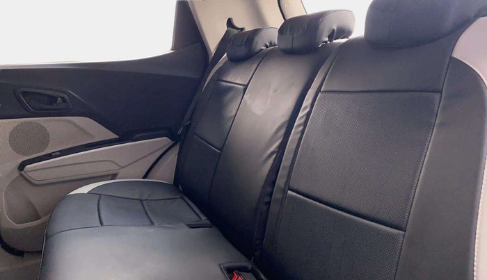 2019 Mahindra XUV300 W6 1.2 PETROL, Petrol, Manual, 71,944 km, Right Side Rear Door Cabin