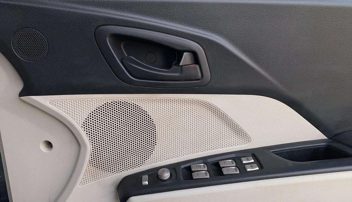 2019 Mahindra XUV300 W6 1.2 PETROL, Petrol, Manual, 71,944 km, Driver Side Door Panels Control
