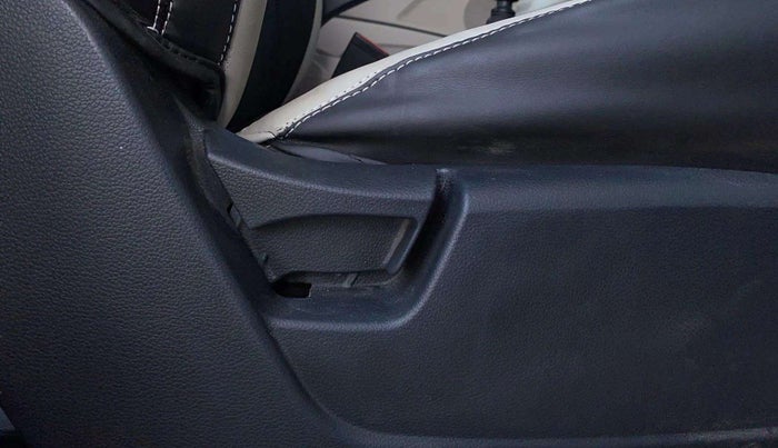 2019 Mahindra XUV300 W6 1.2 PETROL, Petrol, Manual, 71,944 km, Driver Side Adjustment Panel