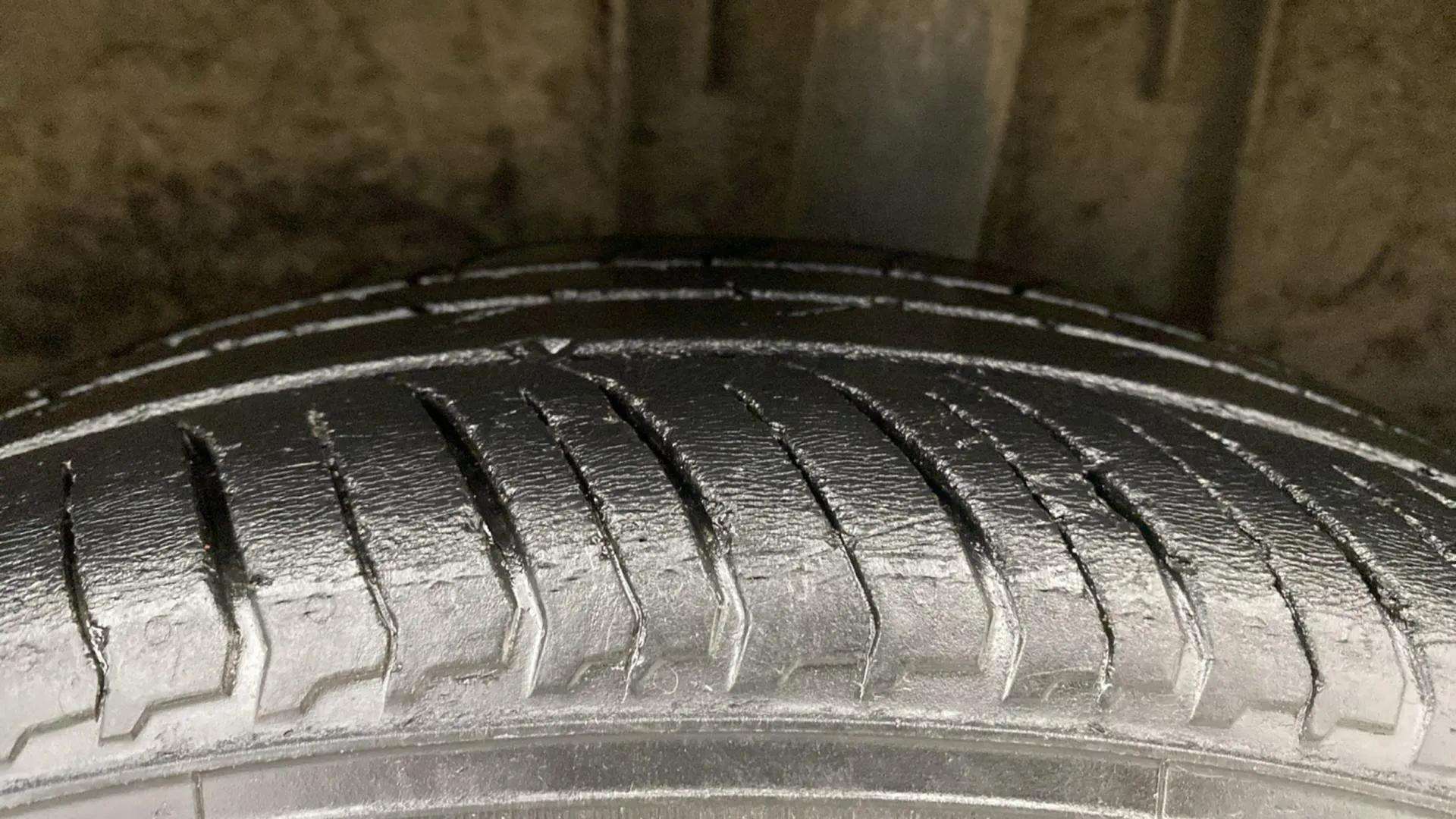 LHS-Rear-Tyre-Tread-21