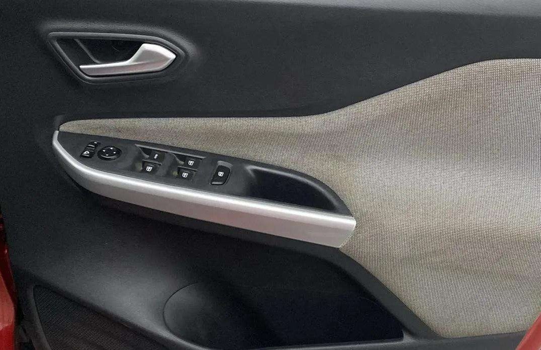 Driver-side-door-panel-control-39