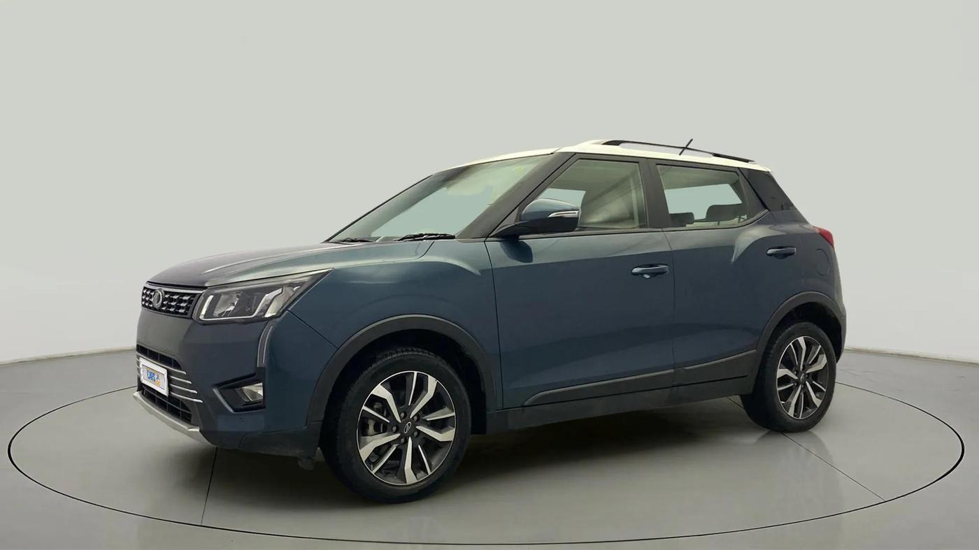 2019 Mahindra XUV300 W8(O) 1.2 PETROL DUAL TONE, Petrol, Manual, 32,125 km, Left Front Diagonal