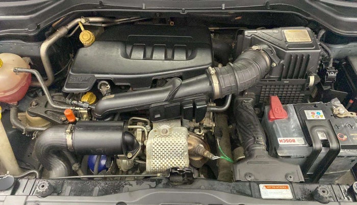 2019 Mahindra XUV300 W8(O) 1.2 PETROL DUAL TONE, Petrol, Manual, 31,983 km, Open Bonet