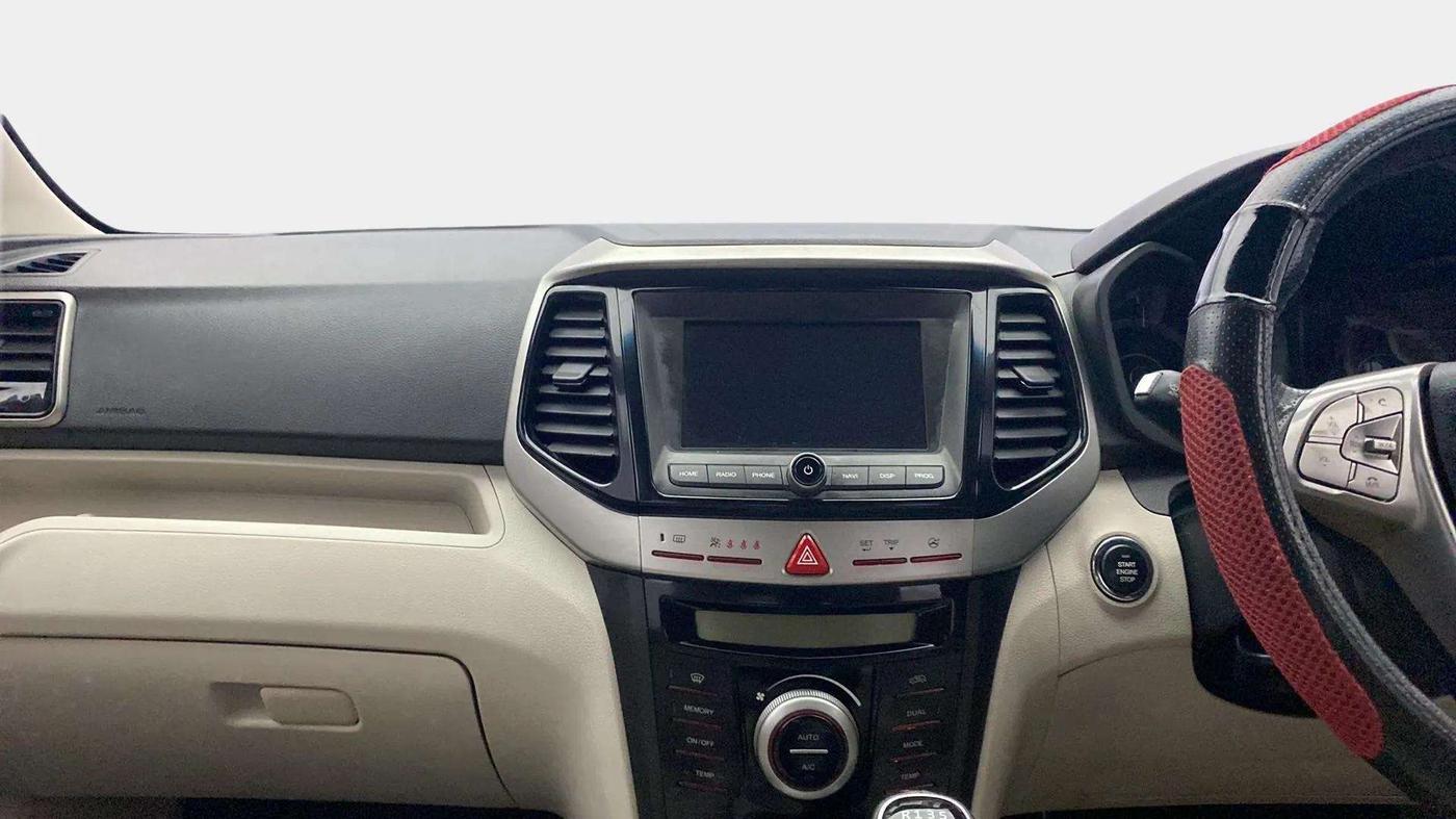 2019 Mahindra XUV300 W8(O) 1.2 PETROL DUAL TONE, Petrol, Manual, 32,125 km, Air Conditioner