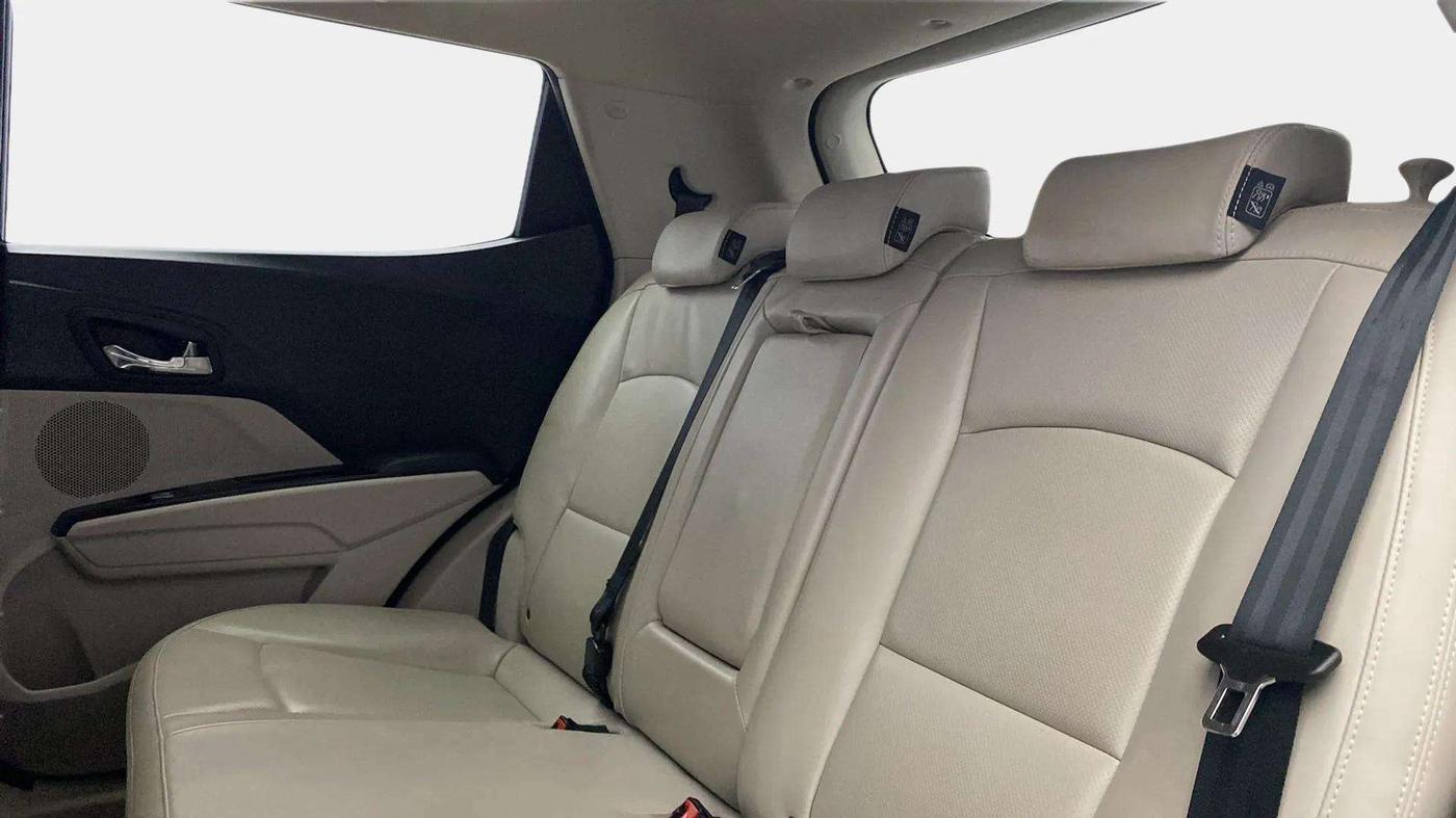 2019 Mahindra XUV300 W8(O) 1.2 PETROL DUAL TONE, Petrol, Manual, 32,125 km, Right Side Rear Door Cabin