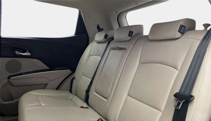 2019 Mahindra XUV300 W8(O) 1.2 PETROL DUAL TONE, Petrol, Manual, 31,983 km, Right Side Rear Door Cabin