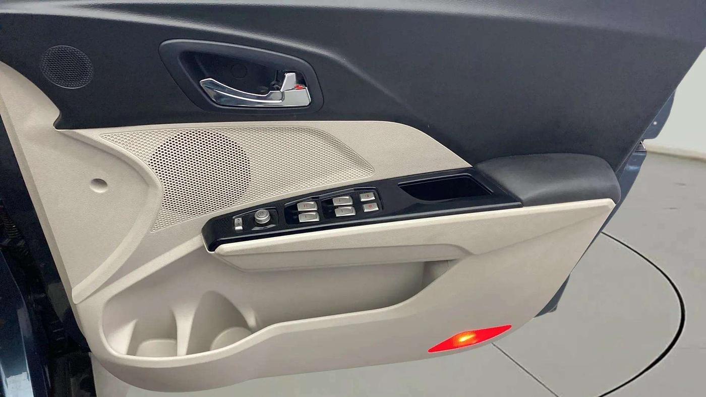 2019 Mahindra XUV300 W8(O) 1.2 PETROL DUAL TONE, Petrol, Manual, 32,125 km, Driver Side Door Panels Control