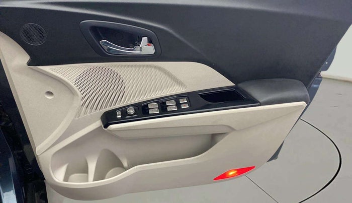 2019 Mahindra XUV300 W8(O) 1.2 PETROL DUAL TONE, Petrol, Manual, 31,983 km, Driver Side Door Panels Control
