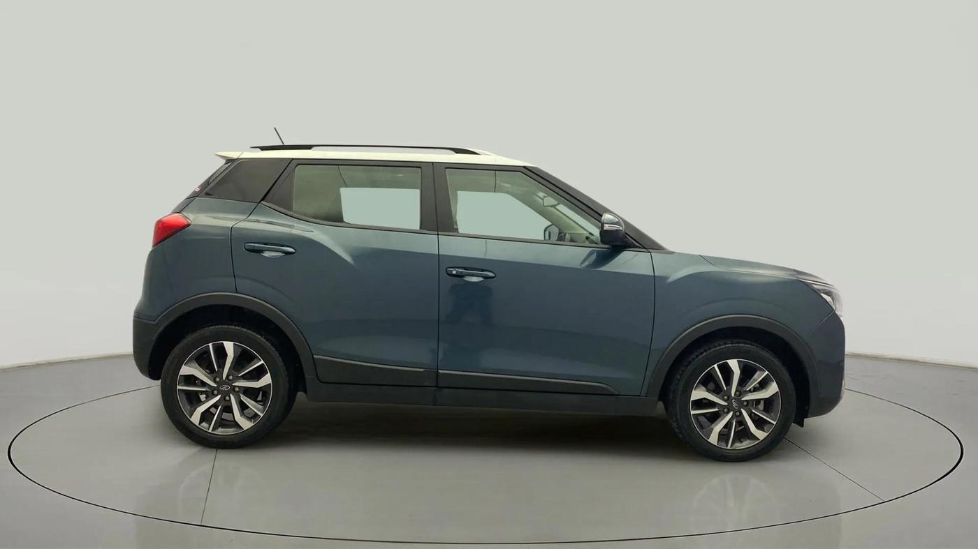 2019 Mahindra XUV300 W8(O) 1.2 PETROL DUAL TONE, Petrol, Manual, 32,125 km, Right Side View