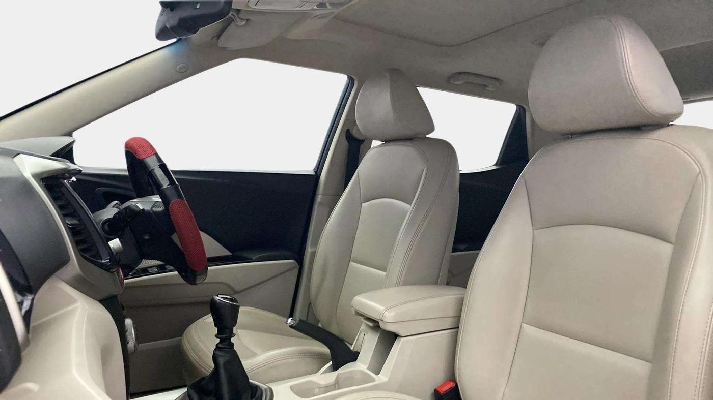 2019 Mahindra XUV300 W8(O) 1.2 PETROL DUAL TONE, Petrol, Manual, 32,125 km, Right Side Front Door Cabin
