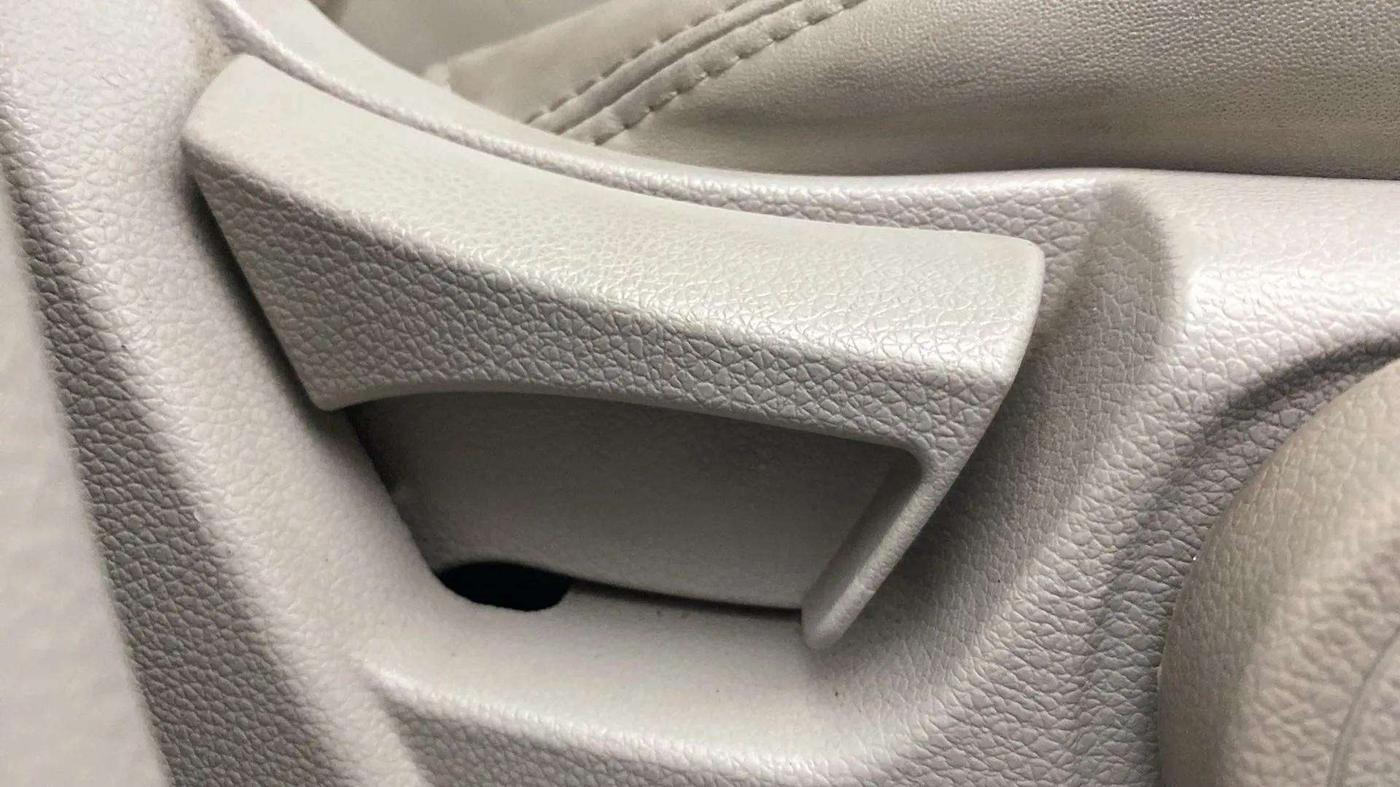 2019 Mahindra XUV300 W8(O) 1.2 PETROL DUAL TONE, Petrol, Manual, 32,125 km, Driver Side Adjustment Panel