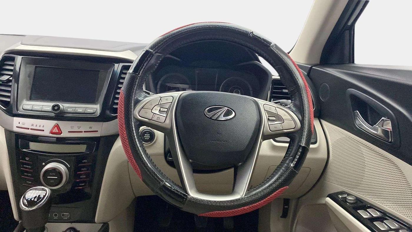 2019 Mahindra XUV300 W8(O) 1.2 PETROL DUAL TONE, Petrol, Manual, 32,125 km, Steering Wheel Close Up