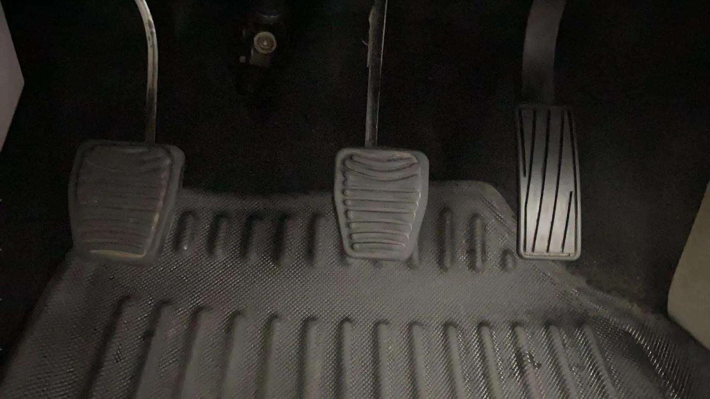 2019 Mahindra XUV300 W8(O) 1.2 PETROL DUAL TONE, Petrol, Manual, 32,125 km, Pedals