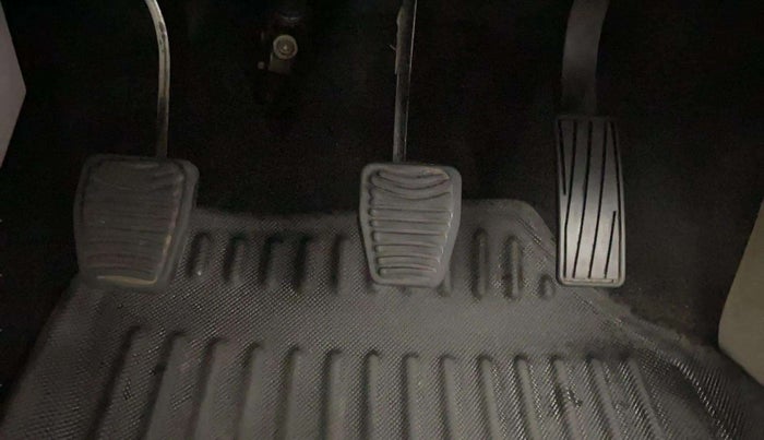 2019 Mahindra XUV300 W8(O) 1.2 PETROL DUAL TONE, Petrol, Manual, 31,983 km, Pedals