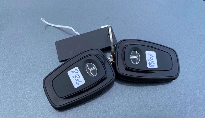 2022 Tata ALTROZ XZ PETROL, CNG, Manual, 30,682 km, Key Close Up