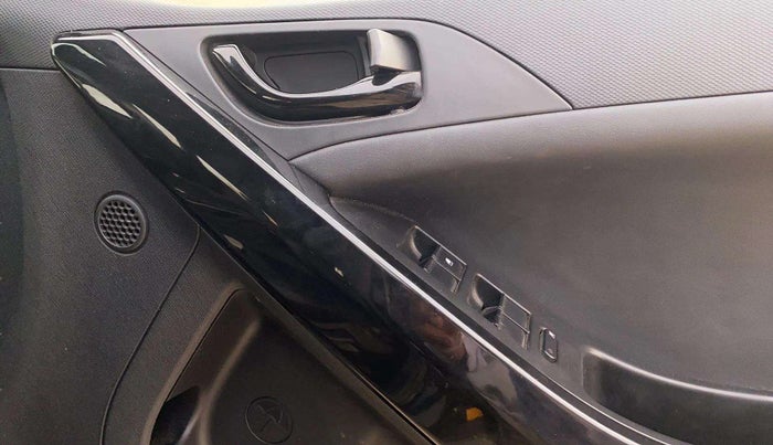 2022 Tata NEXON XZ PLUS PETROL DARK EDITION, Petrol, Manual, 24,111 km, Driver Side Door Panels Control