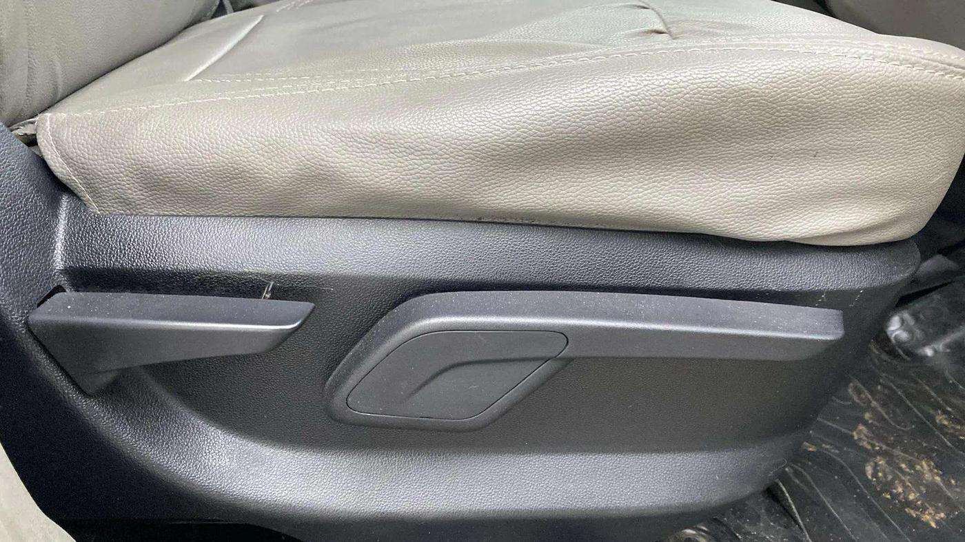 2016 Mahindra Kuv100 K8 D 6 STR, Diesel, Manual, 28,774 km, Driver Side Adjustment Panel