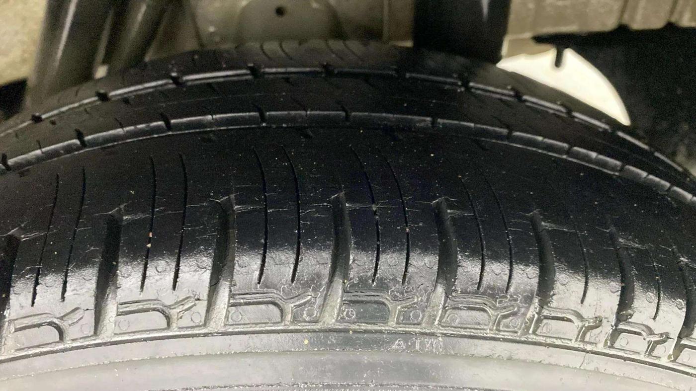 2016 Mahindra Kuv100 K8 D 6 STR, Diesel, Manual, 28,774 km, Left Rear Tyre Tread