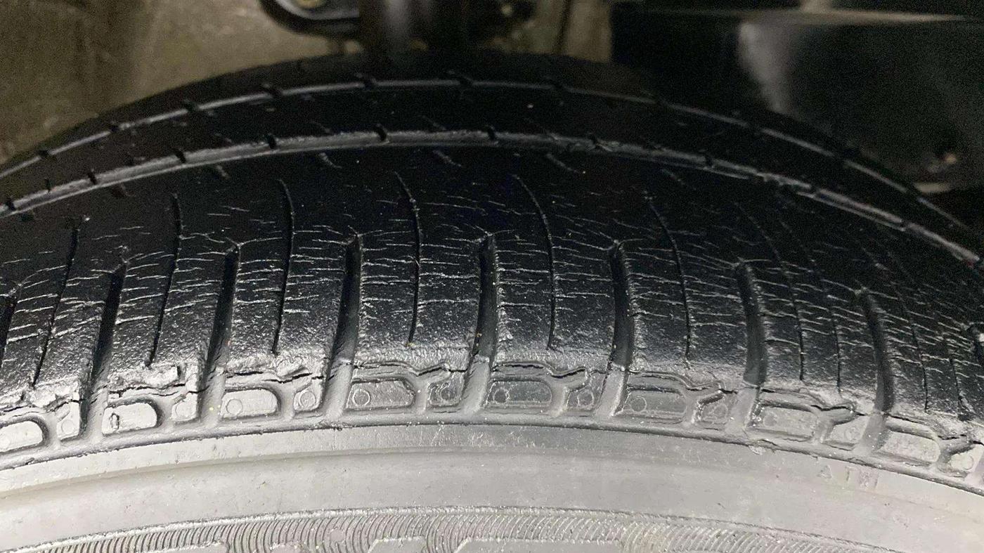 2016 Mahindra Kuv100 K8 D 6 STR, Diesel, Manual, 28,774 km, Right Front Tyre Tread