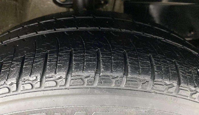 2016 Mahindra Kuv100 K8 D 6 STR, Diesel, Manual, 28,230 km, Right Front Tyre Tread
