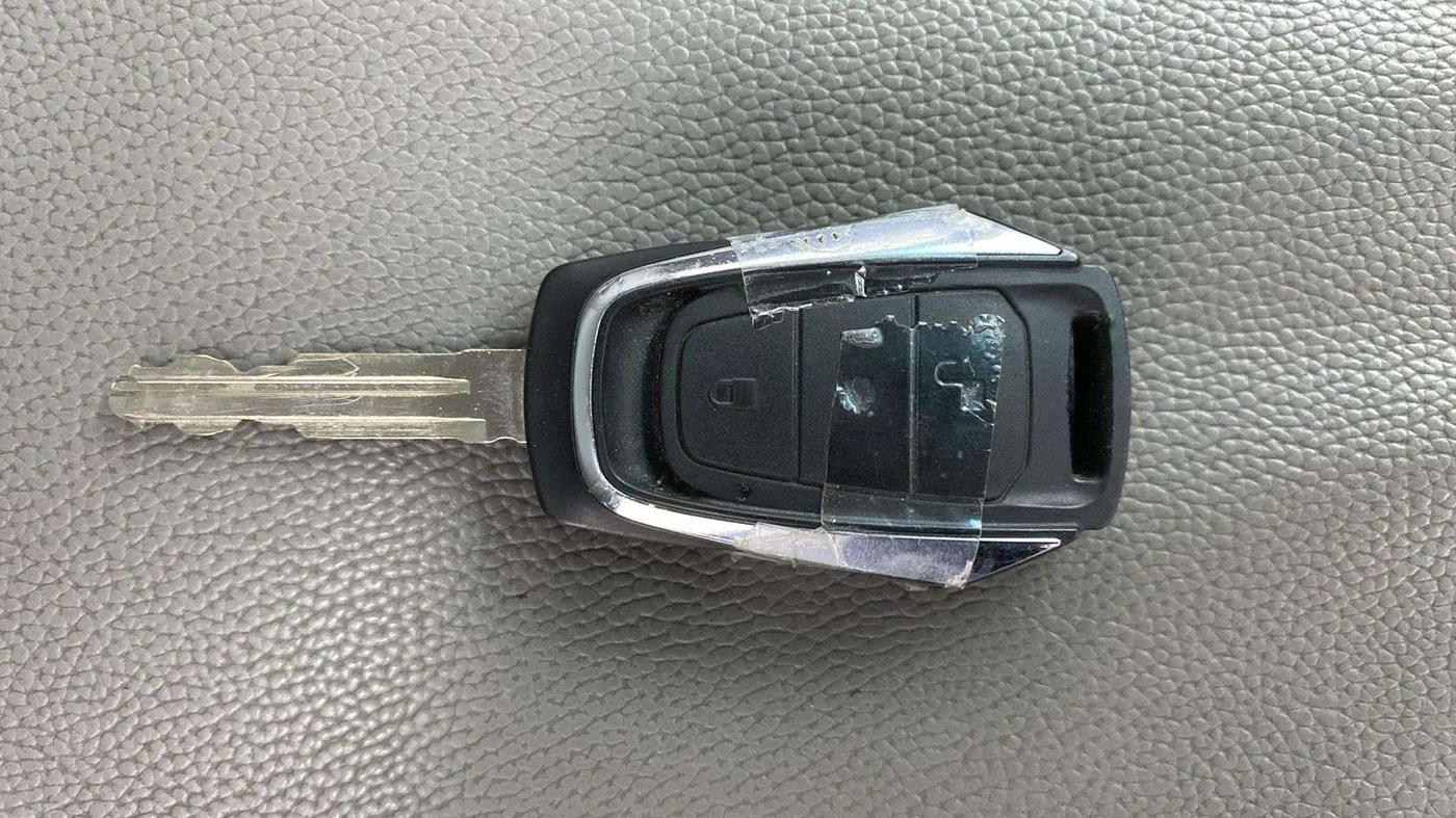 2016 Mahindra Kuv100 K8 D 6 STR, Diesel, Manual, 28,774 km, Key Close Up