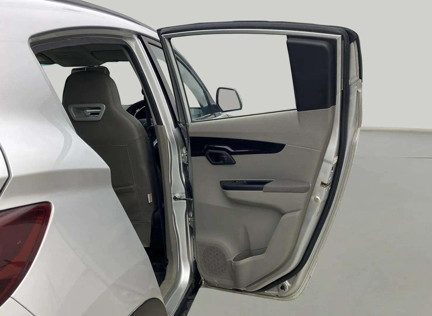 2016 Mahindra Kuv100 K8 D 6 STR, Diesel, Manual, 28,774 km, RHS Rear Door