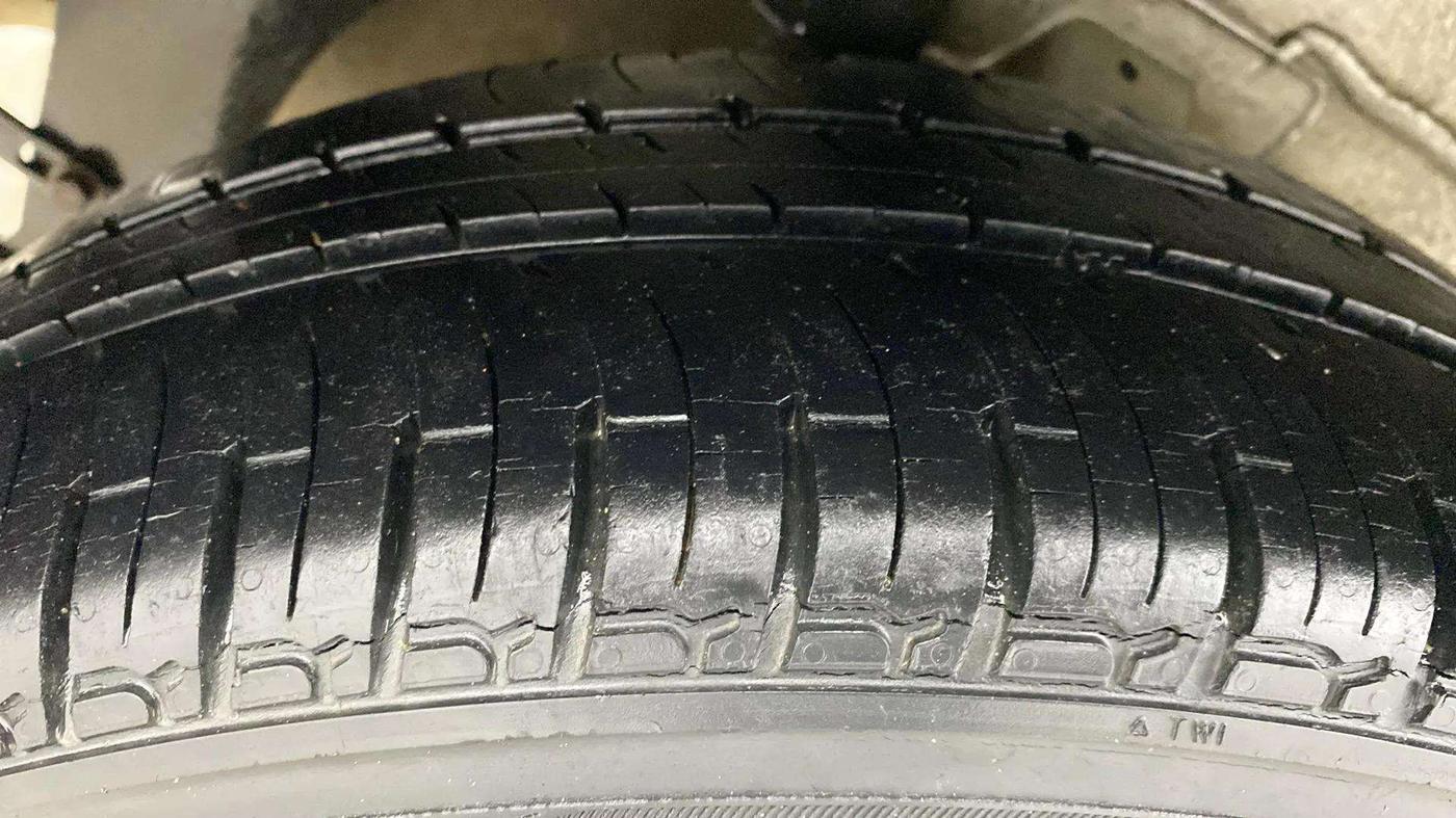 2016 Mahindra Kuv100 K8 D 6 STR, Diesel, Manual, 28,774 km, Right Rear Tyre Tread