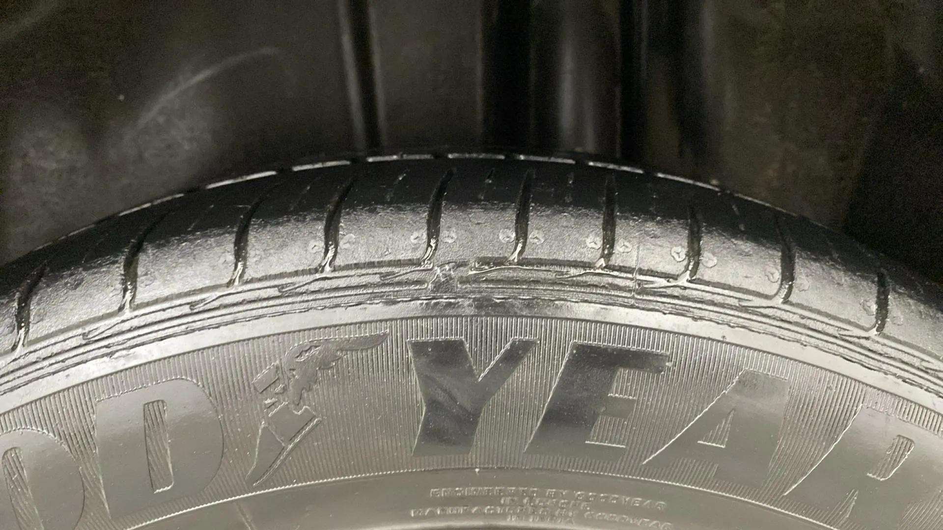 LHS-Rear-Tyre-Tread-21