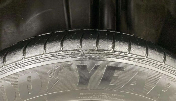 2015 Maruti Ciaz ZDI SHVS, Diesel, Manual, 97,862 km, Left Rear Tyre Tread
