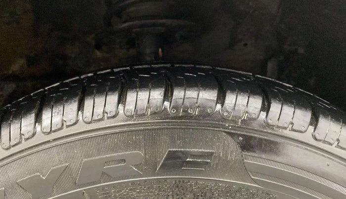 2015 Maruti Ciaz ZDI SHVS, Diesel, Manual, 97,862 km, Right Front Tyre Tread