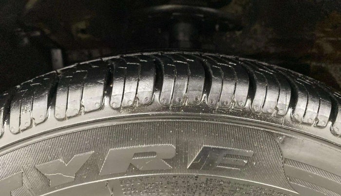 2015 Maruti Ciaz ZDI SHVS, Diesel, Manual, 97,862 km, Left Front Tyre Tread