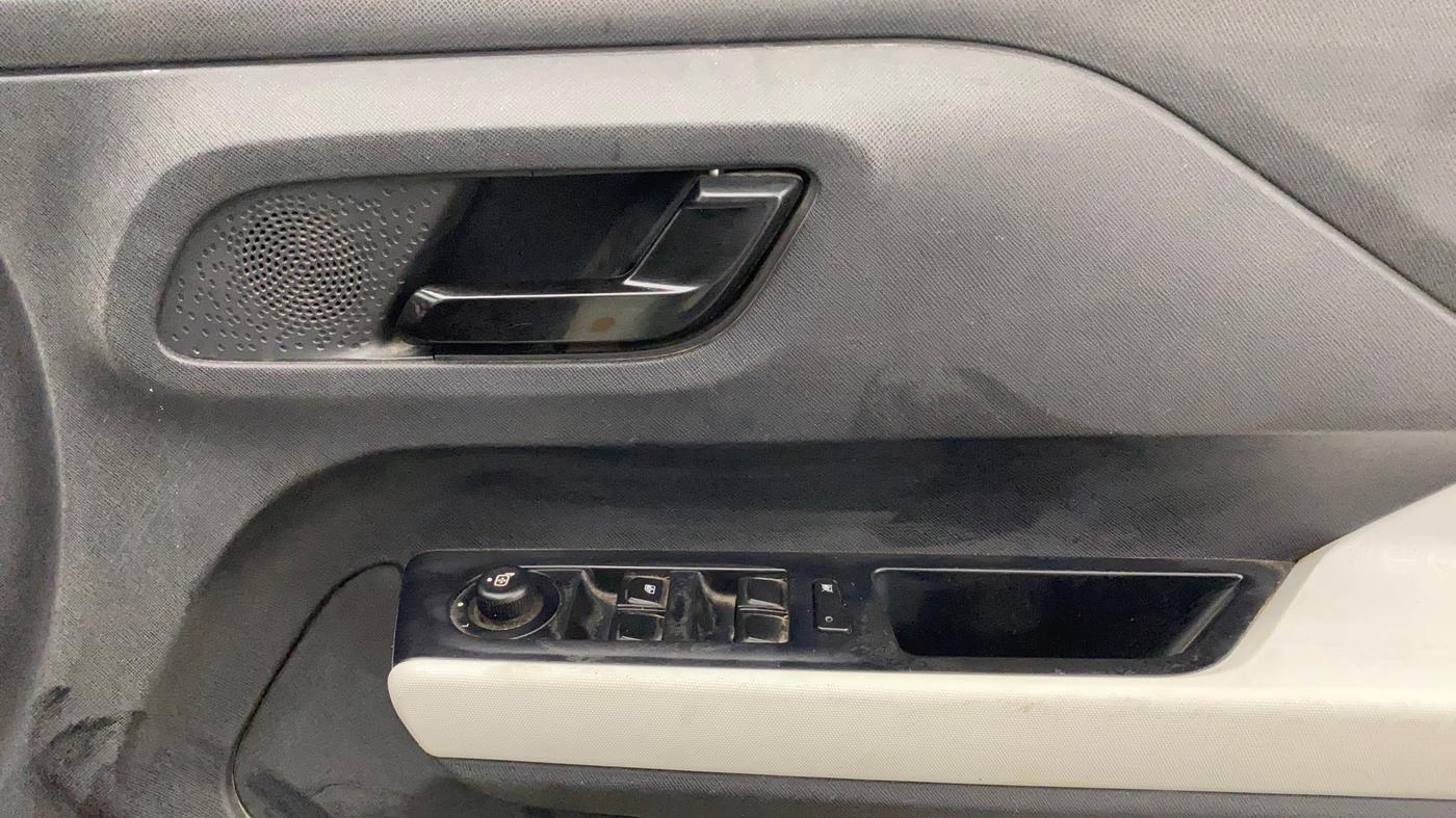 2022 Tata PUNCH ACCOMPLISHED MT, Petrol, Manual, 76,055 km, Driver Side Door Panels Control