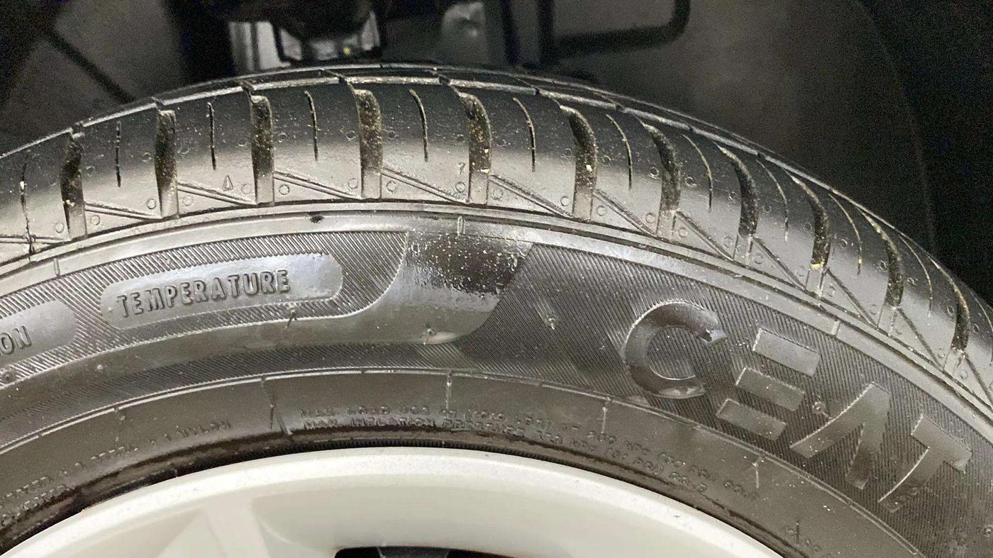 2024 Renault Kwid RXT 1.0 AMT, Petrol, Automatic, 817 km, Right Front Tyre Tread