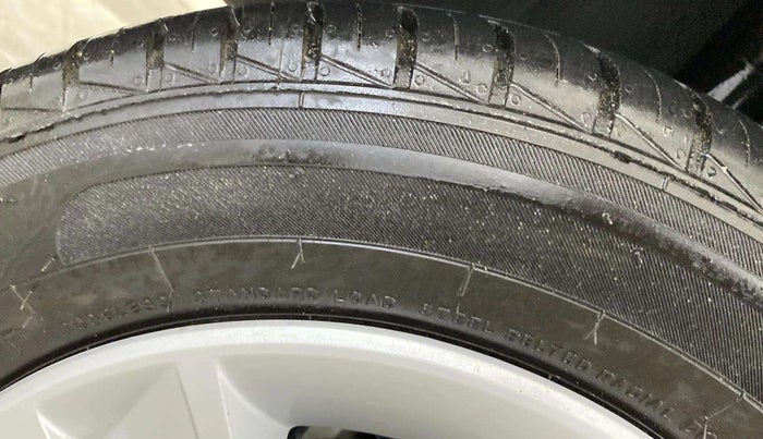 2024 Renault Kwid RXT 1.0 AMT, Petrol, Automatic, 817 km, Left Front Tyre Tread