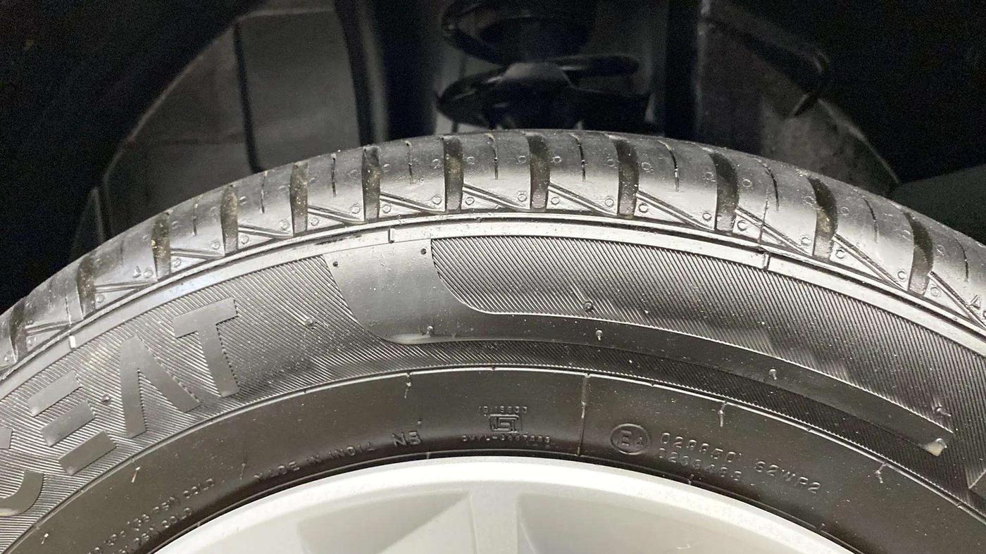 2024 Renault Kwid RXT 1.0 AMT, Petrol, Automatic, 817 km, Left Rear Tyre Tread