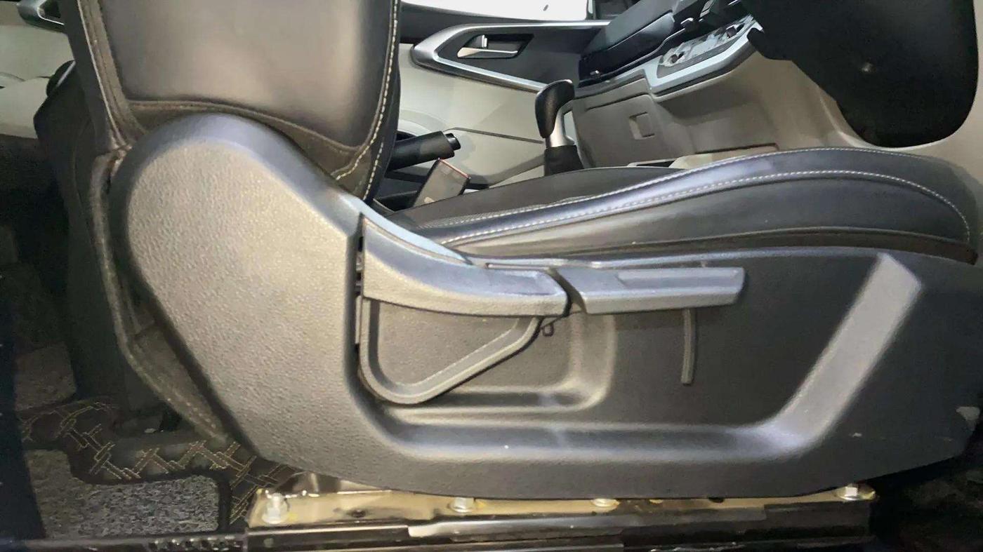 2022 KIA CARENS PRESTIGE PLUS 1.4 PETROL 7 STR, Petrol, Manual, 11,710 km, Driver Side Adjustment Panel