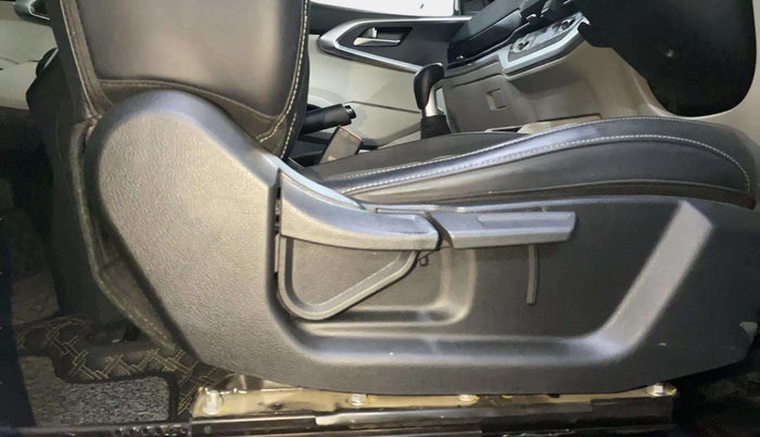 2022 KIA CARENS PRESTIGE PLUS 1.4 PETROL 7 STR, Petrol, Manual, 11,525 km, Driver Side Adjustment Panel
