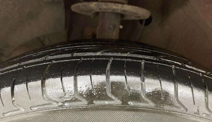 2023 Maruti Swift VXI AMT, Petrol, Automatic, 74,262 km, Left Front Tyre Tread