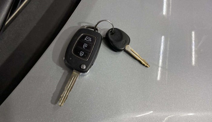2020 Hyundai AURA S 1.2 CNG, CNG, Manual, 64,184 km, Key Close Up