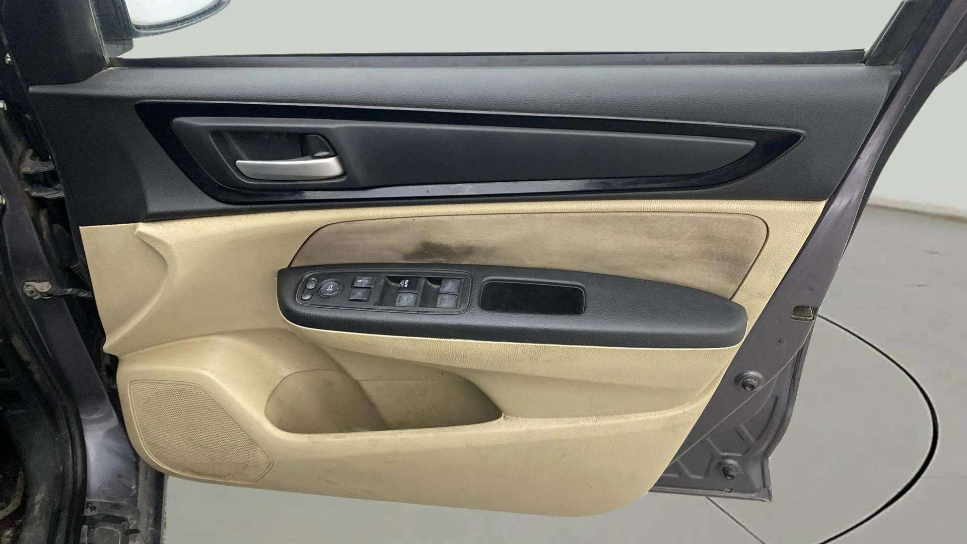 Driver-side-door-panel-control-39