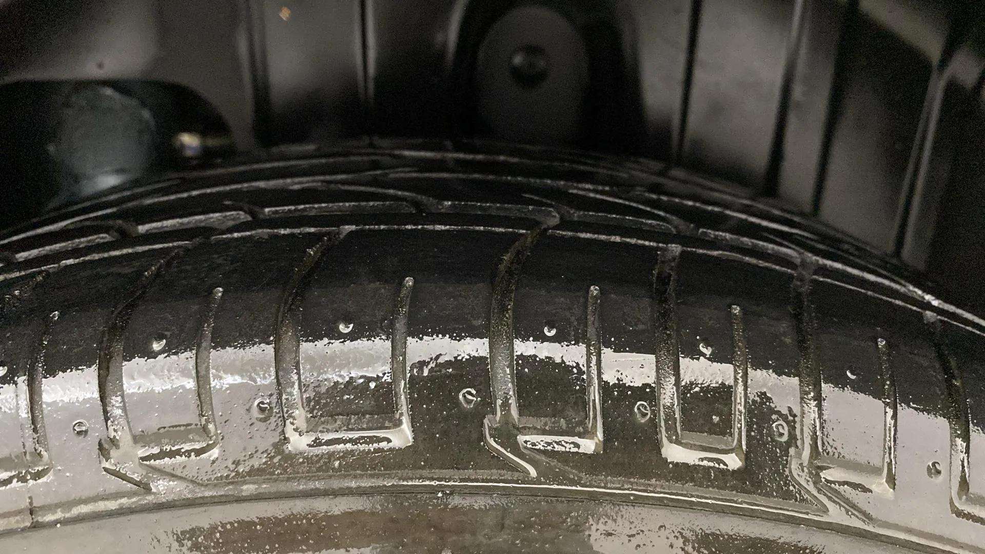 LHS-Rear-Tyre-Tread-21
