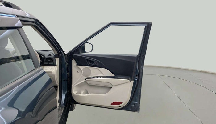 2022 Mahindra XUV300 W6 1.2 PETROL, Petrol, Manual, 15,877 km, RHS Front Door