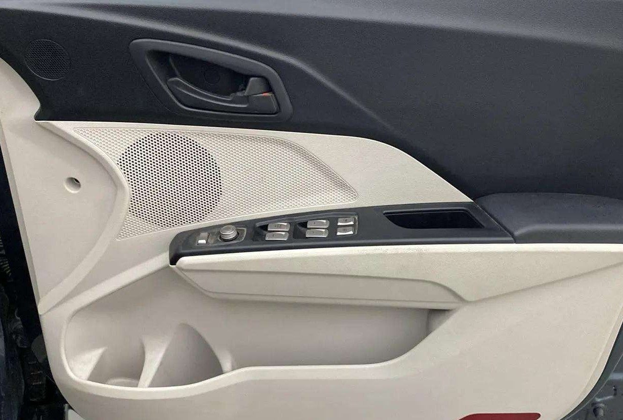 Driver-side-door-panel-control-39
