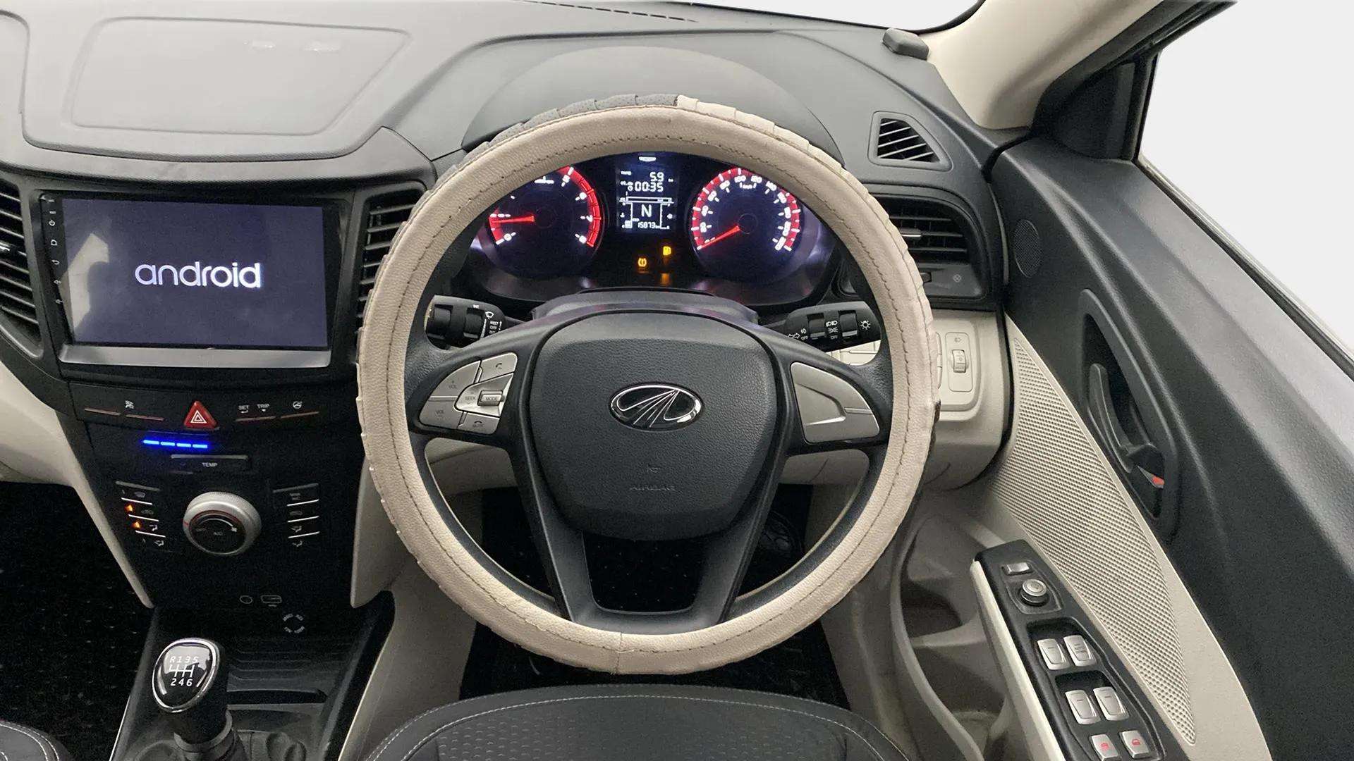 Steering-wheel-close-up-29