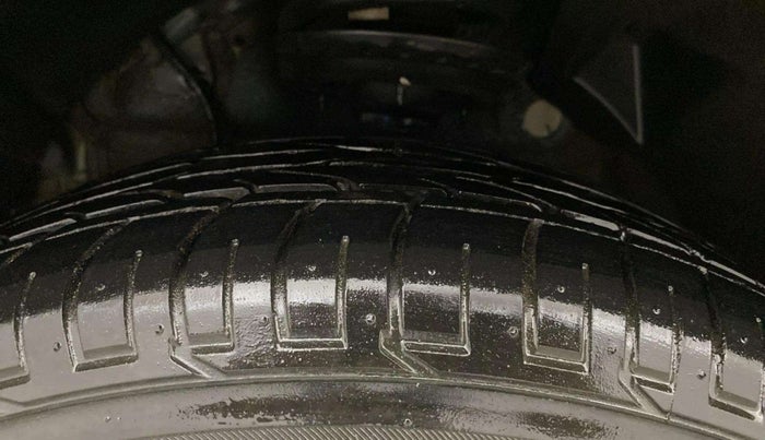 2022 Mahindra XUV300 W6 1.2 PETROL, Petrol, Manual, 15,877 km, Left Front Tyre Tread