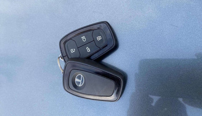 2022 Tata ALTROZ XZ PETROL, Petrol, Manual, 21,117 km, Key Close Up