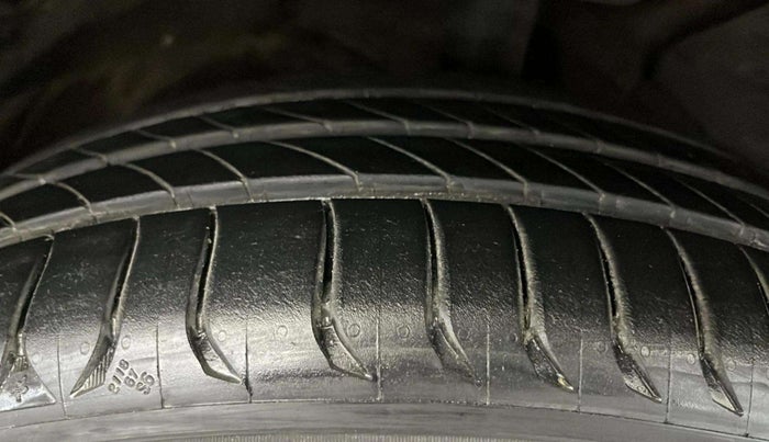 2020 MG HECTOR PLUS SHARP 1.5 PETROL TURBO DCT 6-STR, Petrol, Automatic, 64,444 km, Right Front Tyre Tread