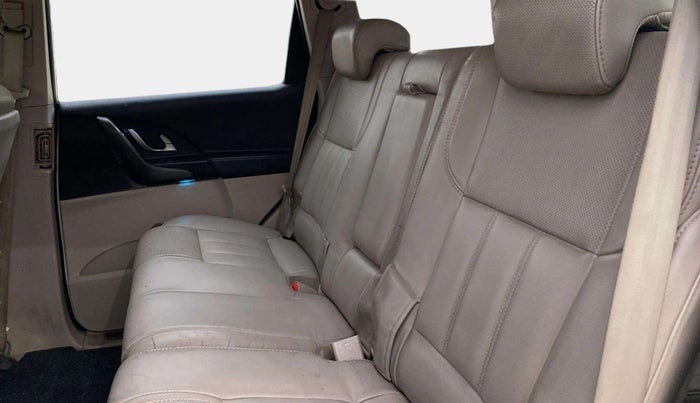 2017 Mahindra XUV500 W10, Diesel, Manual, 77,017 km, Right Side Rear Door Cabin